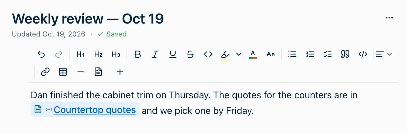 A note called Weekly review — Oct 19 in the Harbor web app. Its sentence reads: Dan finished the cabinet trim on Thursday. The quotes for the counters are in Countertop quotes and we pick one by Friday. Countertop quotes is a note link: blue underlined text with a page icon and a link icon on a pale blue background, made by pasting a copied link.